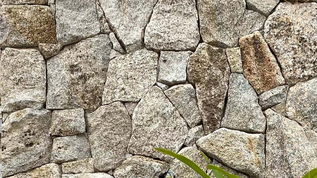 Fachada comercial com pedra natural